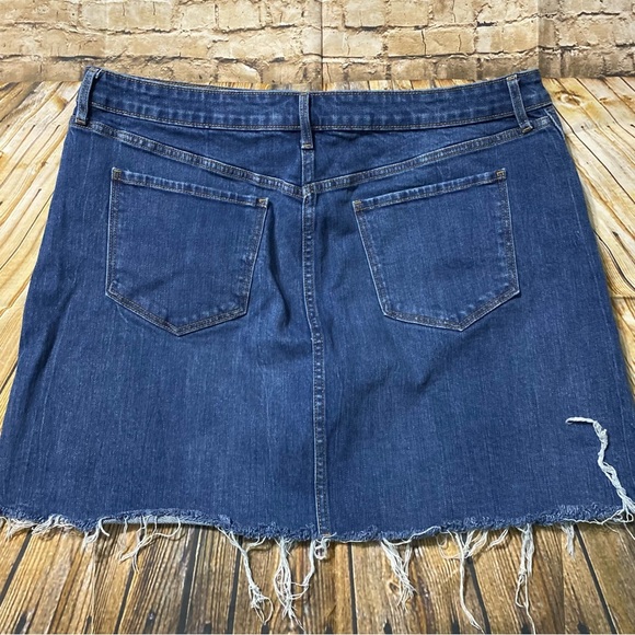 Old Navy Medium Wash Frayed Cut Off Jean Skirt - Picture 2 of 4